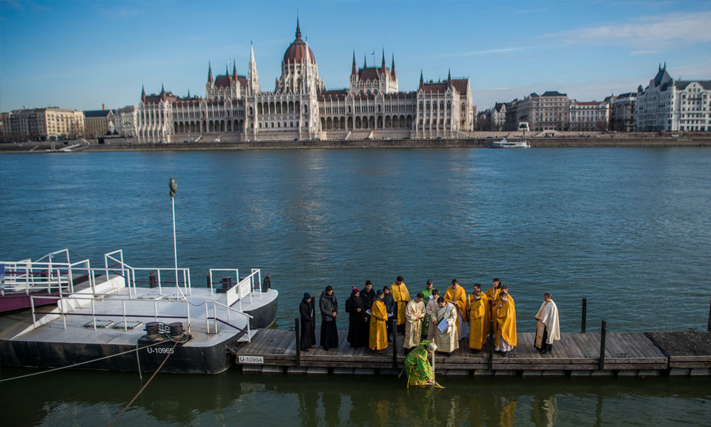 Dunavizet kortyolt egy pap a Parlament előtt