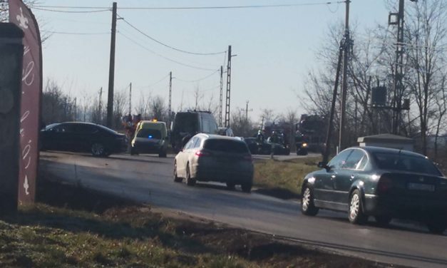 Három autó ütközött Pátyon, mentőhelikopter érkezett a helyszínre