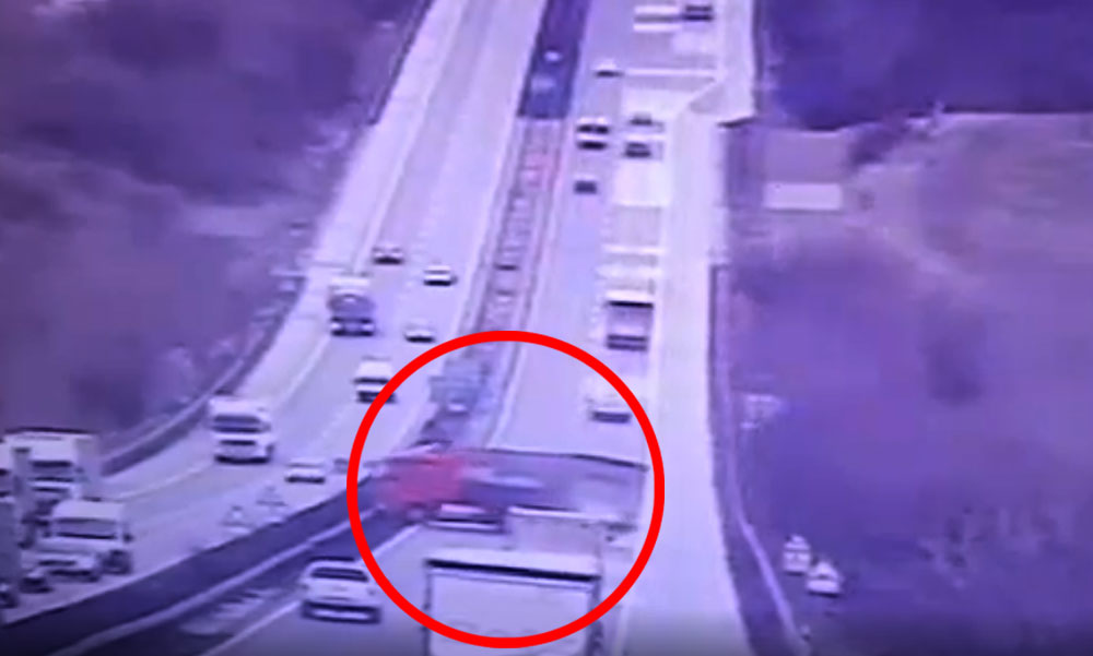 Döbbenetes videó, az M1-esen keresztbe fordult kamion balesetéről