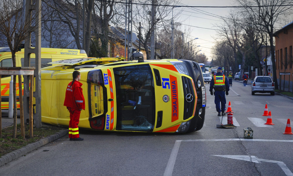 Felborult egy mentőautó Budapesten