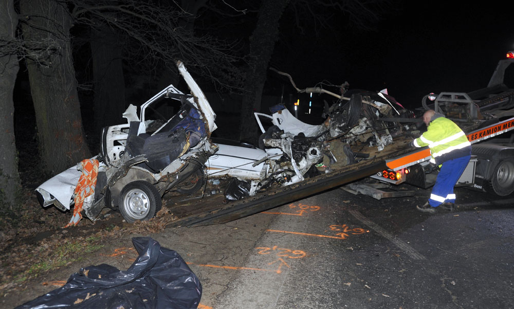 Meghalt egy fának csapódó autó sofőrje a pesti agglomerációban