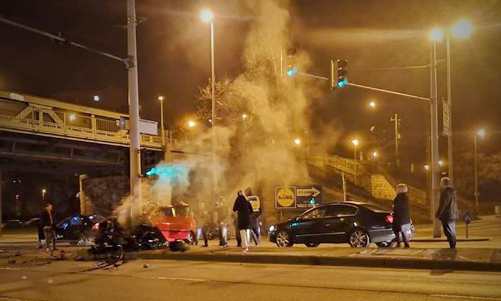 Villanyoszlopnak csapódott egy autó, lezárták a Váci utat