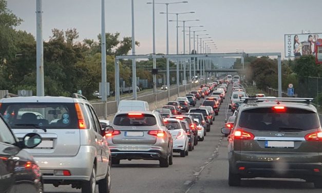 7 kilométeres dugó az M3-ason, baleset az M4-es autóúton – nagyon nehéz a közlekedés hétfő reggel Budapesten és környékén