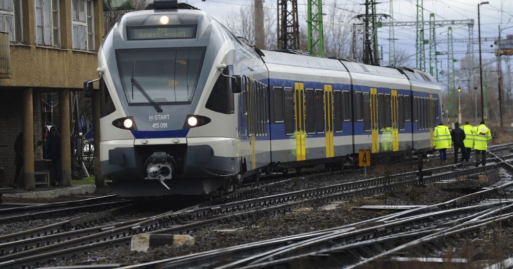 “Egy vonaton 4 kocsi, 3 vonat utasai” – leszakadt egy felsővezeték Rákos állomáson, káoszra panaszkodnak az utasok a hatvani és a miskolci vonalon