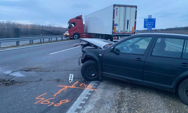 Ittas sofőr miatt fordult keresztbe egy kamion az M4-esen