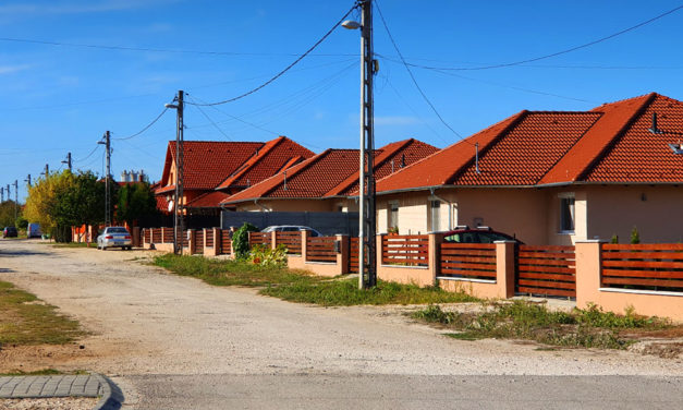 Botrány a nagytarcsai lakóparkban, futnak a pénzük után a családok: Törvénysértő volt a dunakeszi rendőrség, az építési hatóság pedig olyan házat hagyott jóvá, amire engedély sem volt