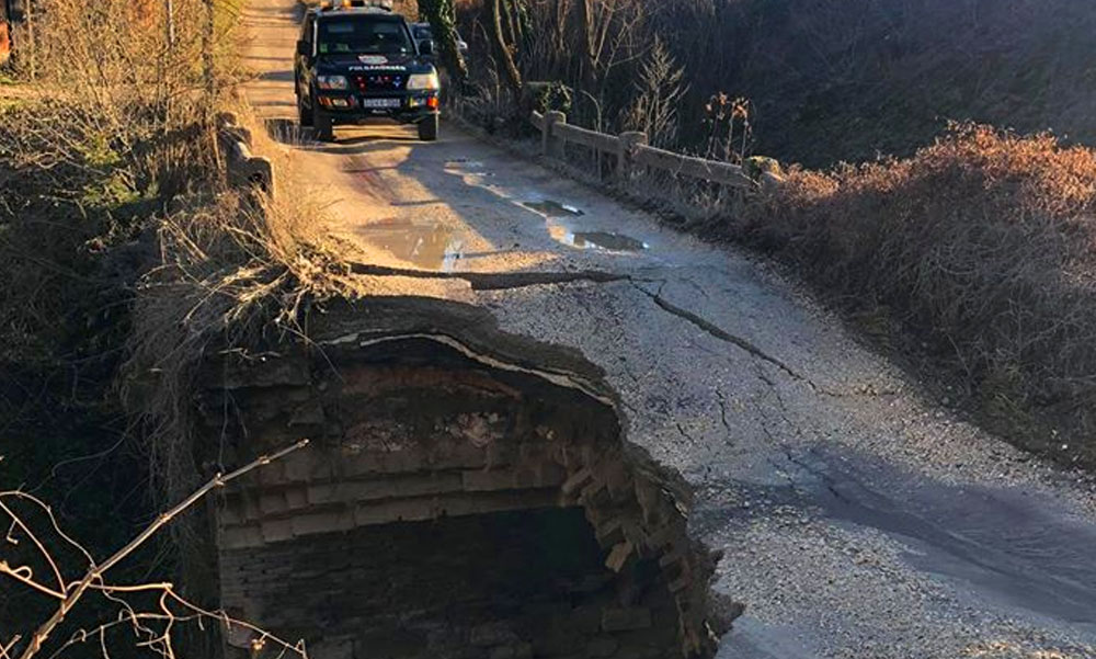 Leszakadt egy híd Piliscsabán, a katasztrófavédelem a helyszínre vonult, mentőkutyát is bevetettek