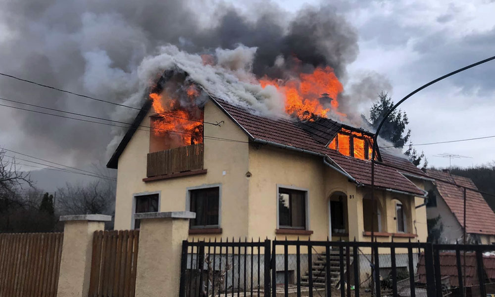 Lángolt egy családi ház Piliscsabán, útzár volt a környéken
