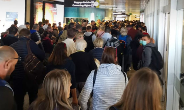 A koronavírus miatt szívott a repülőtéren egy magyar politikus