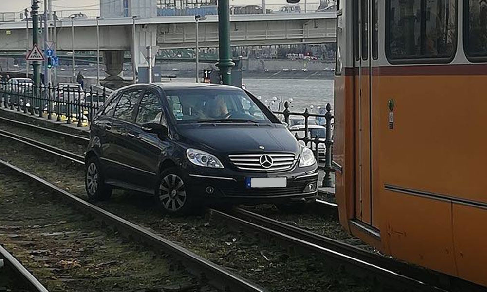 A sínekre hajtott egy 70 éves asszony az autójával, leállították a forgalmat