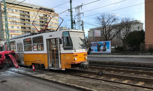 Súlyos baleset Angyalföldön, órákra leállhat a villamosforgalom