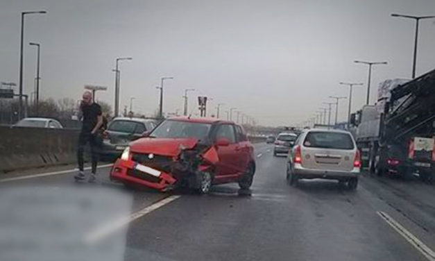 Baleset miatt nagy a torlódás az M1-M7 közös szakaszán