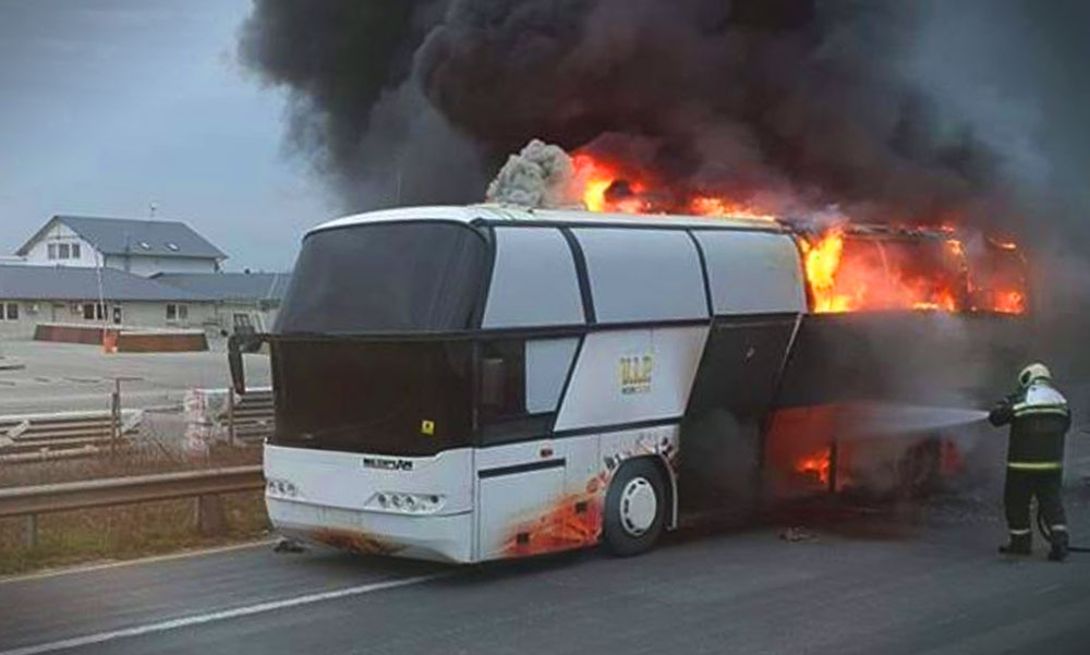 Kigyulladt egy busz az M0-son, 40 embernek kellett menekülnie