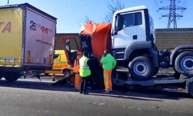 Három kamion ütközött az M0-áson, óriási a dugó