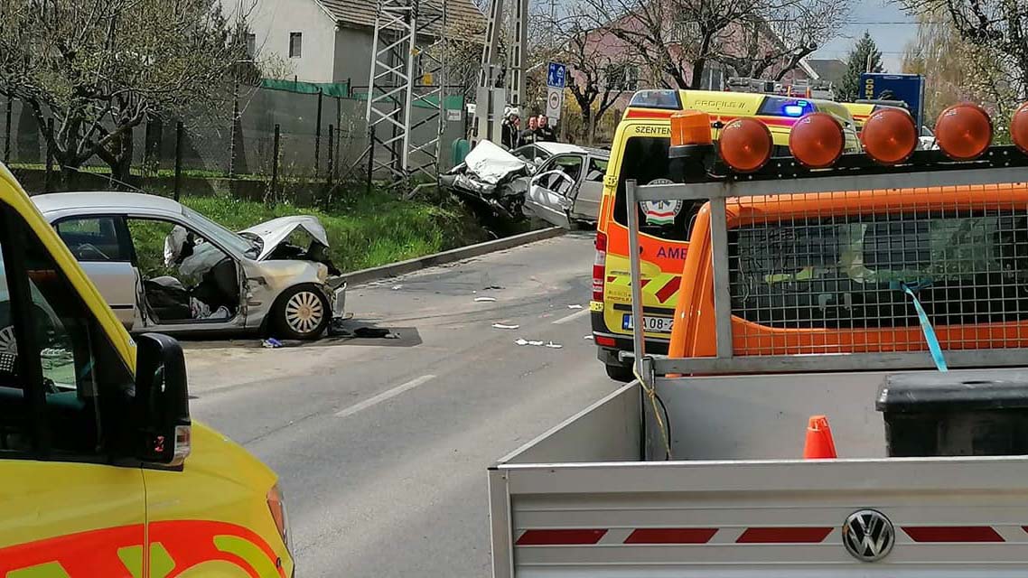 Súlyos baleset történt Budakalász és Üröm között – frontálisan ütközött két autó