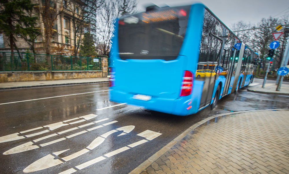 Újabb változás a budapesti közlekedésben, több autó használhatja majd a buszsávokat