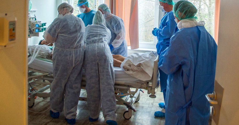 Bár a fertőzöttek száma csökken, még mindig sokan halnak meg a koronavírusban itthon, kórházban is több mint 6 ezer embert kezelnek