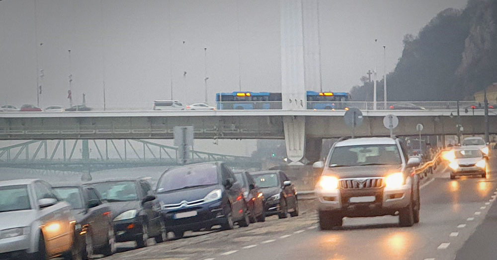 Esett az eső, megbénult a Budapest környéki közlekedés, rengeteg a baleset, az M5-ösön két karambol is történt