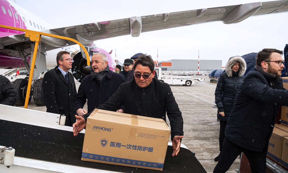 Leszállt Ferihegyen a Kínából a védőfelszereléseket szállító repülő