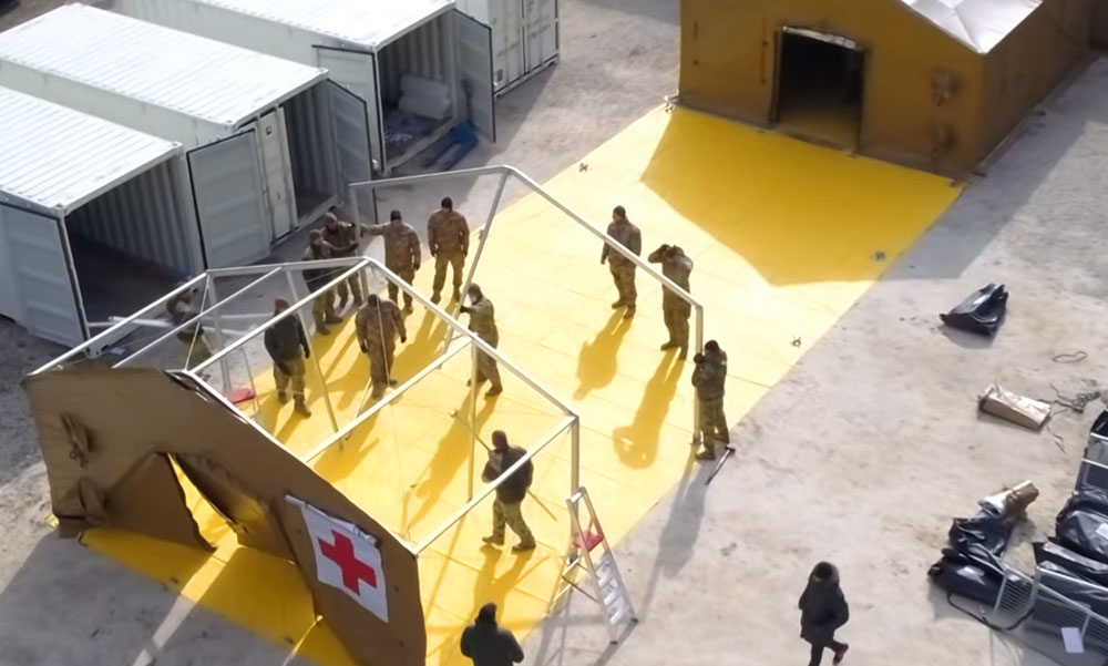 A Heim Pál Gyermekkórháznál is katonai sátrat építenek, nagyobb bajra készülnek