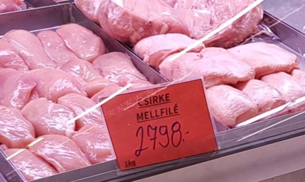 Elszabadultak a hentesek: már 2800 forintot is elkérnek a csirkemellért