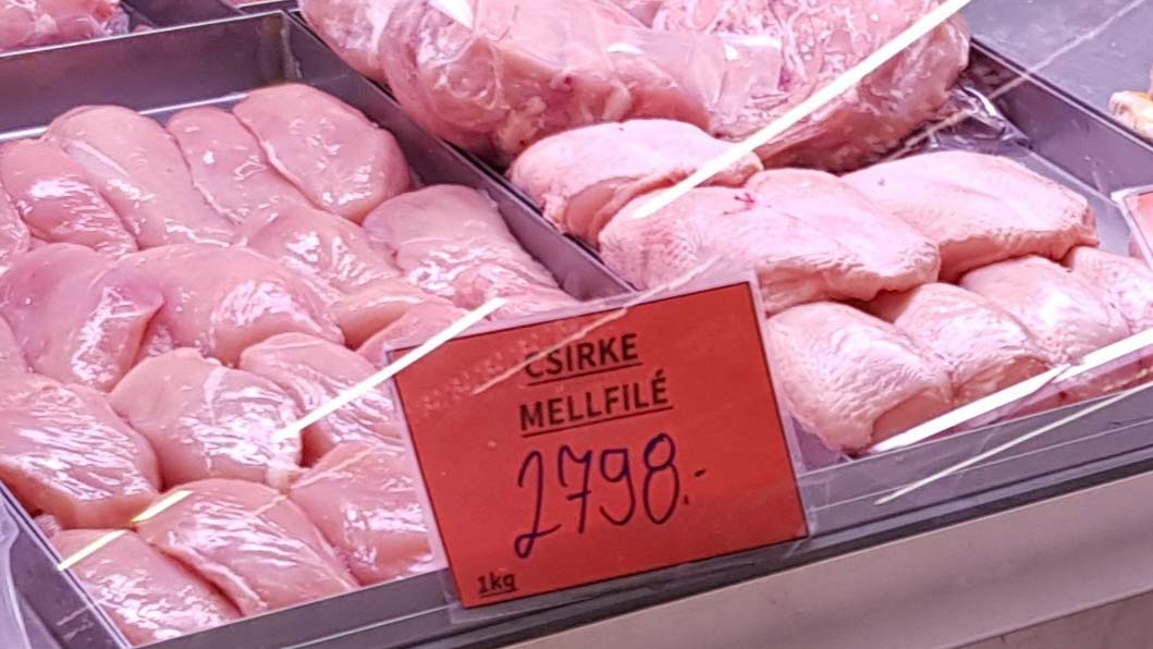 Elszabadultak a hentesek: már 2800 forintot is elkérnek a csirkemellért