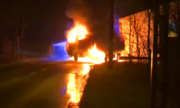 Óriási lángokkal égett két autó a Nagykovácsi úton