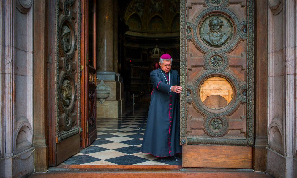 Szüneteltetik a nyilvános misézést a magyar templomokban