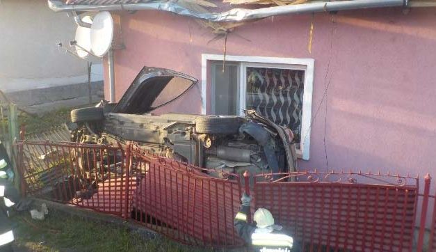 Családi ház tetejébe csapódott egy autó