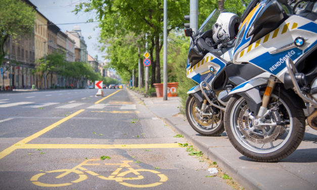 Motoros rendőrök vigyáznak a bringásokra, mert az autósokat nem érdeklik az új kerékpársávok