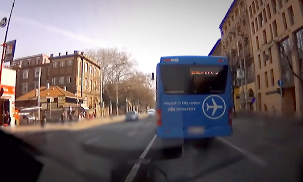 A pofátlan buszsofőr nem engedte el a szirénázó kéklámpás autót