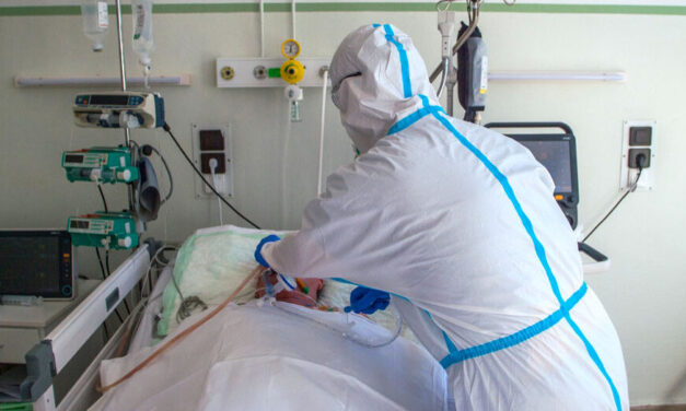 Nem csitul a harmadik hullám: Döbbenetesen sok koronavírusos beteget ápolnak kórházban, közel 1200-an vannak lélegeztetőgépen