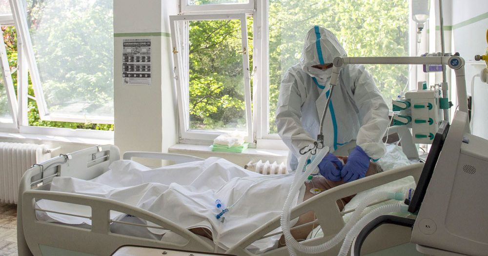 Brutális adatok: 6 ezer felett a koronavírussal kórházban kezeltek száma, több mint 622-en vannak lélegeztetőgépen, sms-ben jön az oltási értesítés