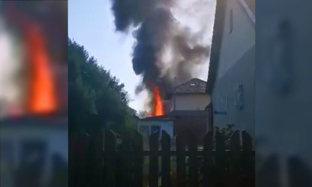 Óriási lángok csaptak fel Gyálon, két épület ég, sérült is van