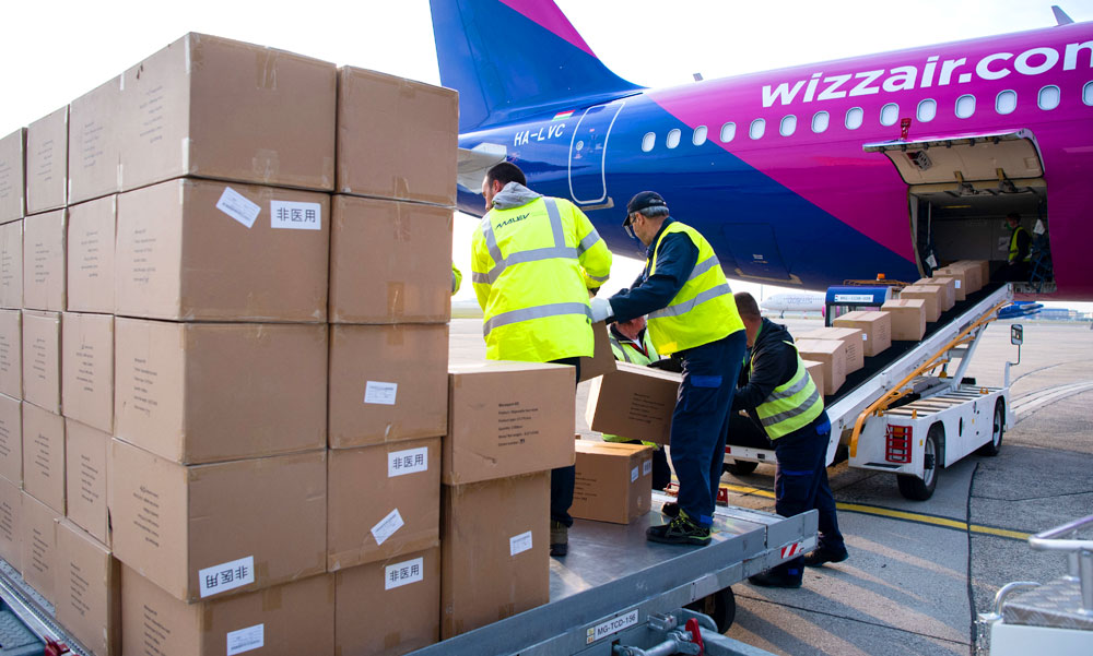 Újabb védőeszközökkel megpakolt Wizz Air gépek landoltak Ferihegyen