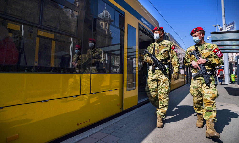Orbán: a szabályok betartását fegyveres katonák is ellenőrzik majd