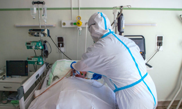 Koronavírus: 33 fertőzött halt meg, a miniszter azt kéri, a nagyobb idősotthonok biztosítsák a gépi lélegeztetés feltételeit