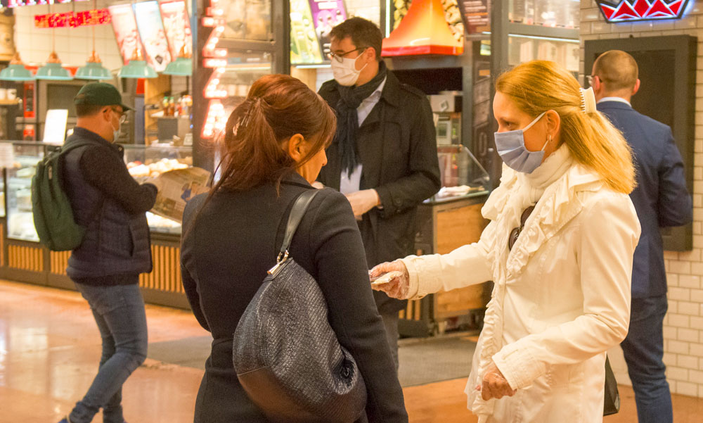 Ingyen maszkot osztanak a Budapesten közlekedőknek
