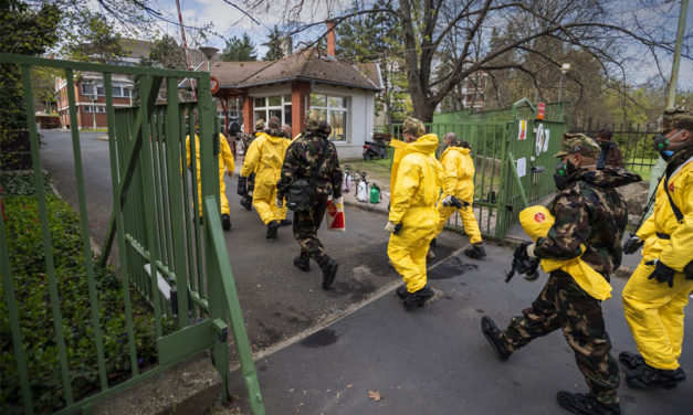 Megkezdték a Pesti úti idősotthon fertőtlenítését a védőfelszerelésbe öltözött katonák