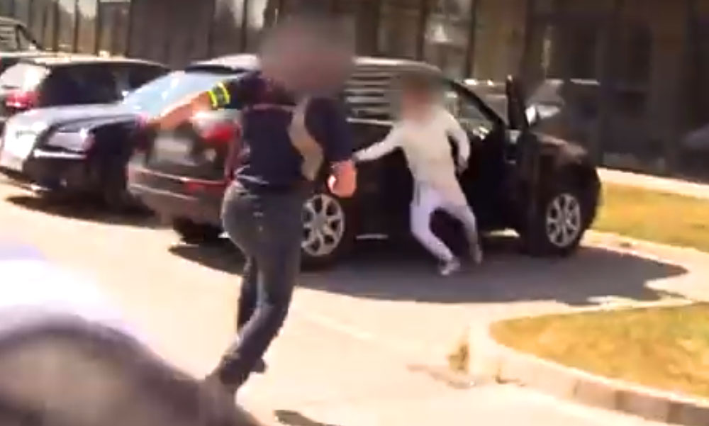 Akciójelenet: A rendőrök tetten érték az autótolvajokat, aszfaltra nyomták az arcukat