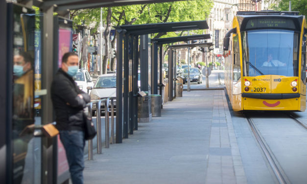 Ne feledd! A koronavírus miatt hétfőtől maszkot kell hordanod a BKK járatain, a boltokban, piacokon, plázákban