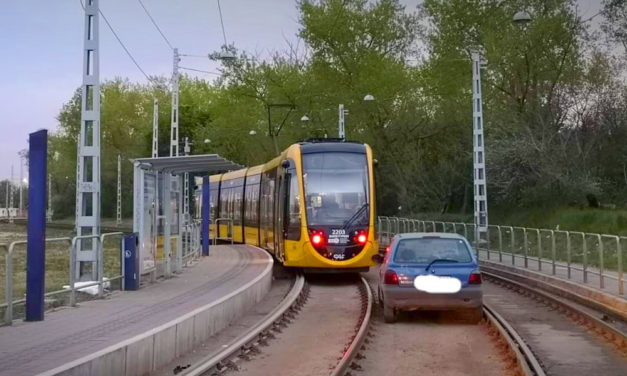 Villamos pályára hajtott egy autó, leállt a közlekedés a 3-as vonalán