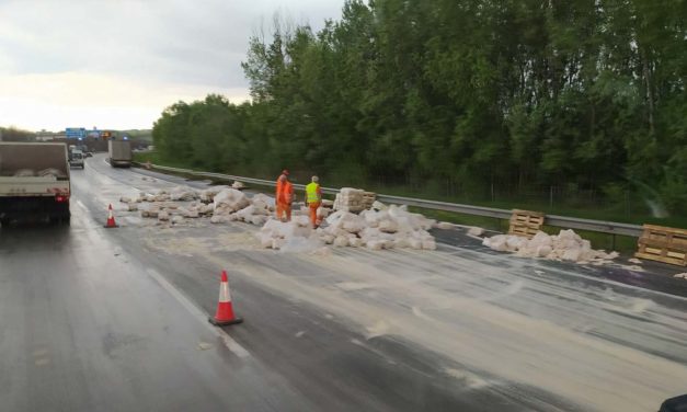 Zsemlemorzsa borult az M0-ásra – több kilométeres a torlódás