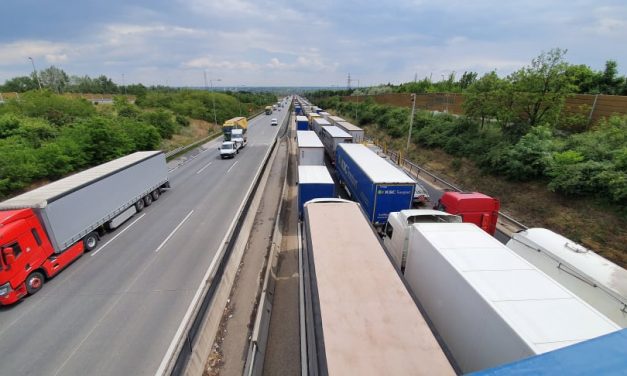 Brutális a torlódás az M0-ason, már egy órát kell várakozni