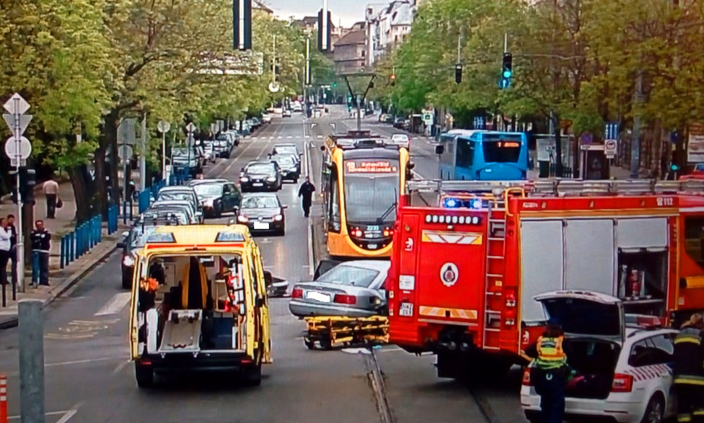 Súlyos baleset a Kosztolányin: tűzoltók szabadítják ki az autóból a sérültet
