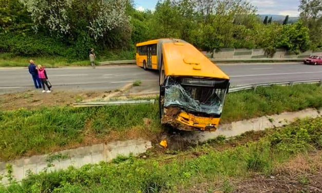 Buszbaleset Érdnél: csúnyán árokba csapódott egy Volánbusz