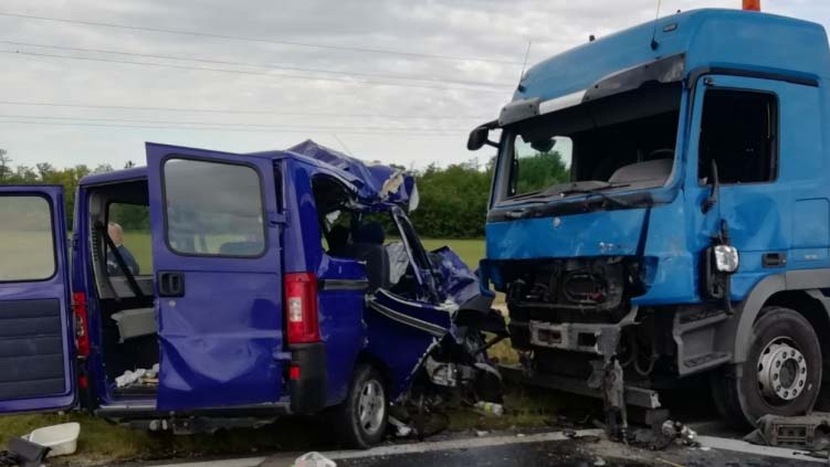 Kamiont előzött a kisbusz, amikor összeütközött a teherautóval – újabb részletek a Balatonnál történt halálos balesetről