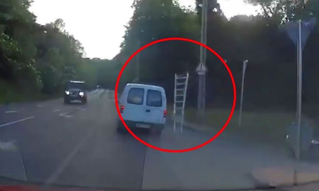 Lerepült a létra a furgonról, majdnem halálos balesetet okozott