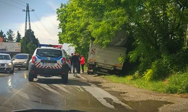 Szalagkorlátnak ütközött egy kisteherautó az M0-áson – több baleset is nehezíti a közlekedést az agglomerációban