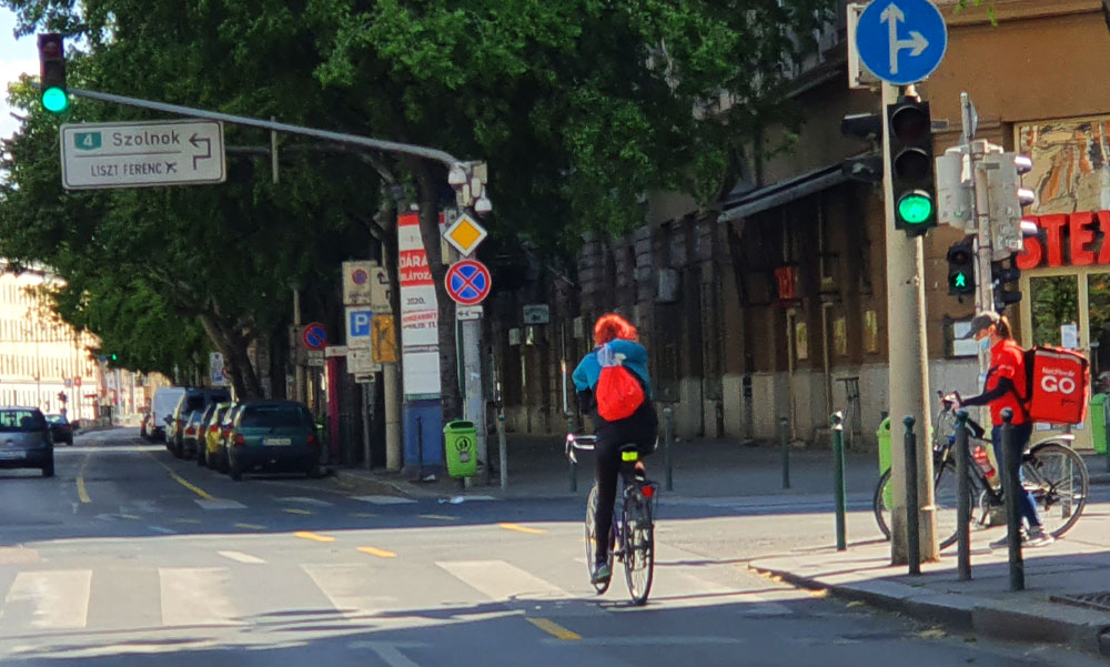 Újabb bringautak a fővárosban! A Villányi úton is kiépítik a kerékpársávot